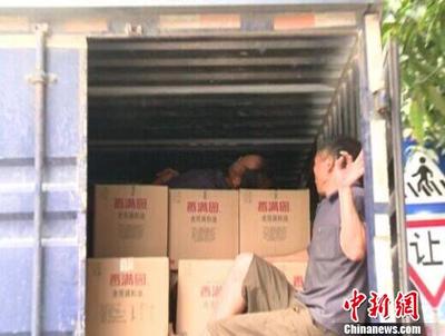 隨護(hù)不力藏隱患 一司機(jī)“人貨混裝”車(chē)內(nèi)高眠醒后拷問(wèn)法規(guī)意識(shí)